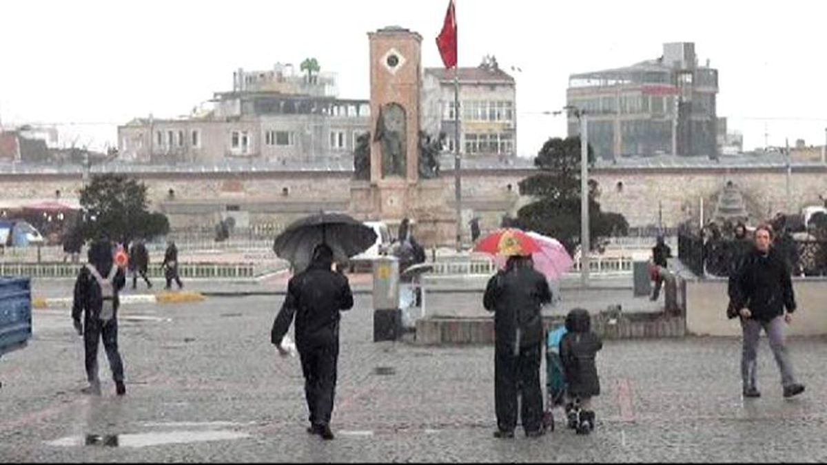 Taksim\'de Kar Yağışı ve Önlem