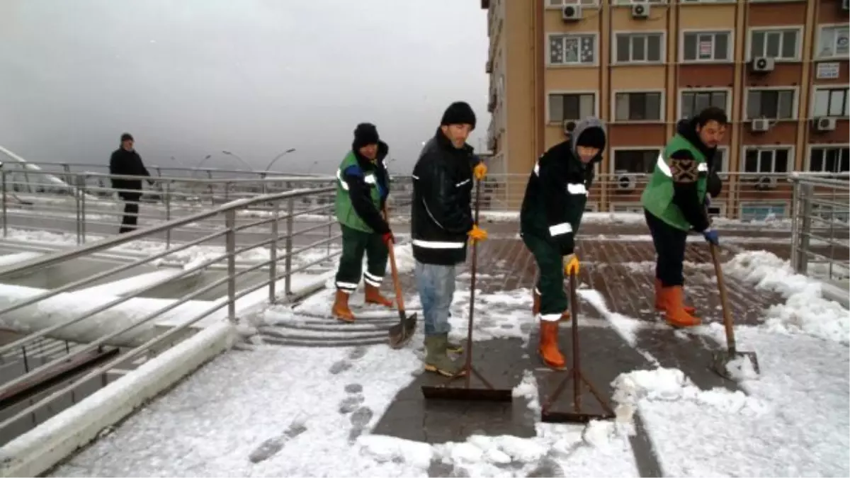 Yaya Köprülerinde Kar Temizliği