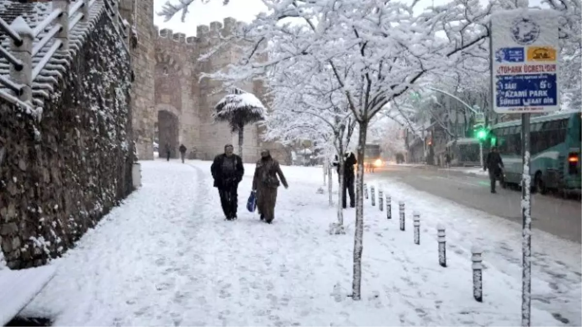 Yeşil Bursa Beyaz Örtüyle Kaplandı