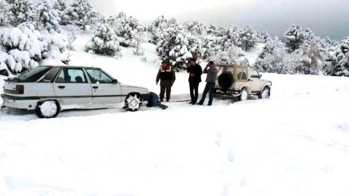Beyşehir\'de Yolda Mahsur Kalan İşçilerin İmdanına Jandarma Yetişti