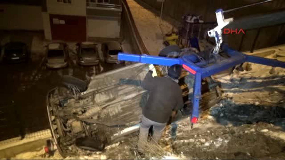 Otomobil İstinat Duvarında Asılı Kaldı