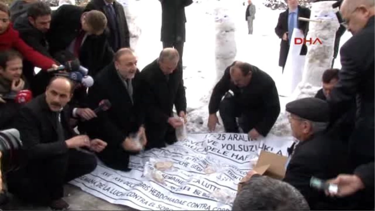 Oktay Vural\'dan Kardan Adamlı Protesto