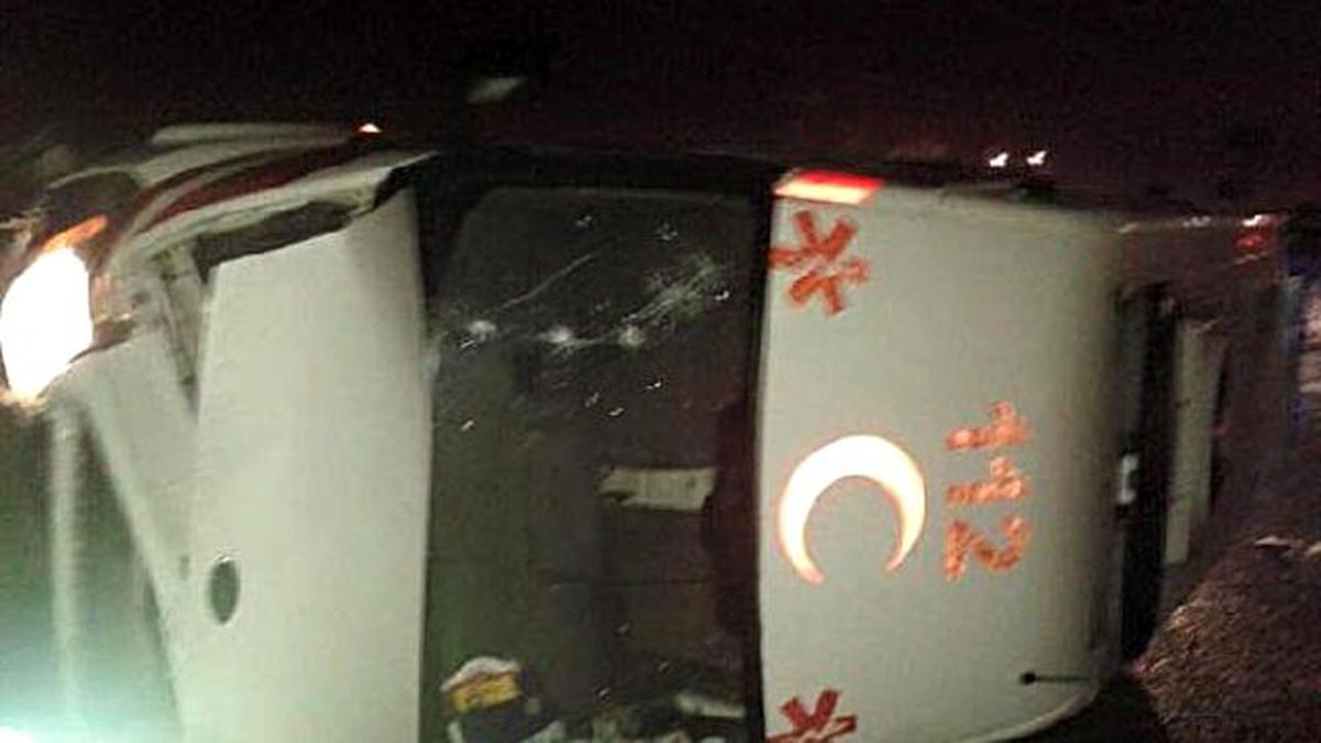 Honaz\'da Ambulans Buzlanan Yolda Devrildi: 3 Yaralı