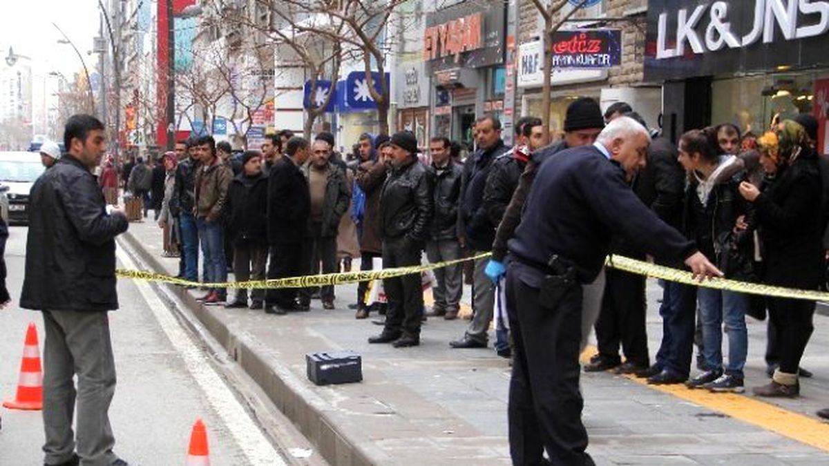Amcasını Sokak Ortasında Öldürdü