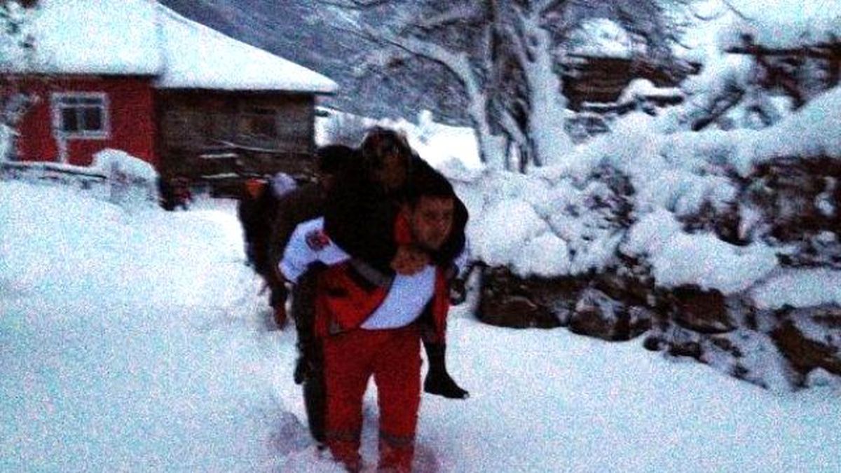Sobadan Zehirlenen Aileyi Sırtlarında Taşıdılar