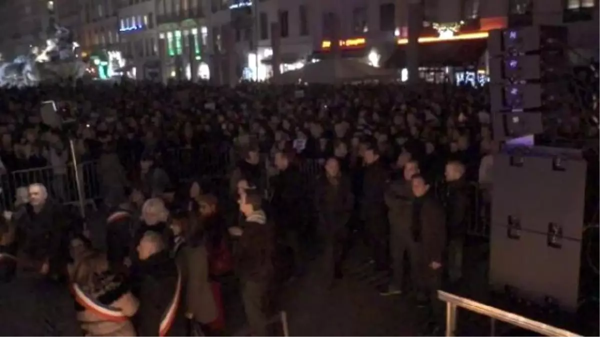 Yapılan Terörist Saldırısından Sonra Fransızlar Sokaklara Döküldü