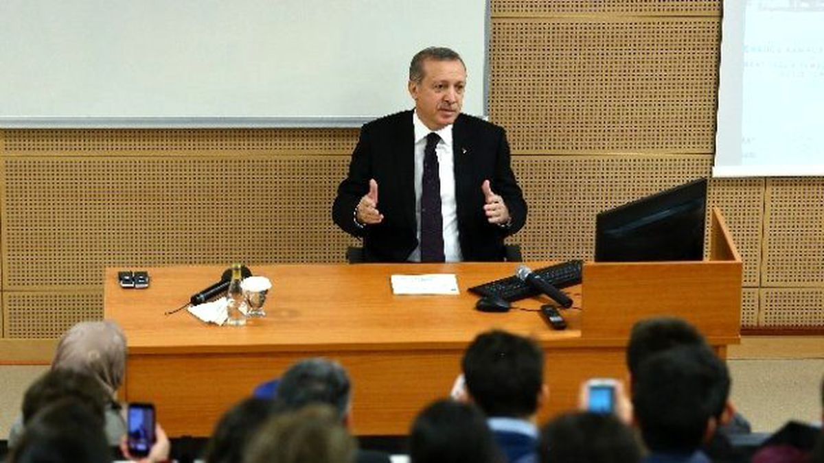 Erdoğan\'dan Üniversite Öğrencilerine Siyaset Bilimi Dersi