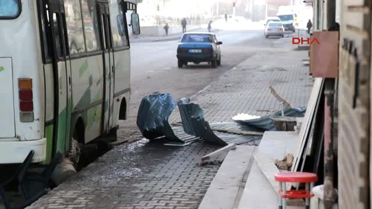 Erzurum\'da Uçan Çatılar Tehlike Saçtı