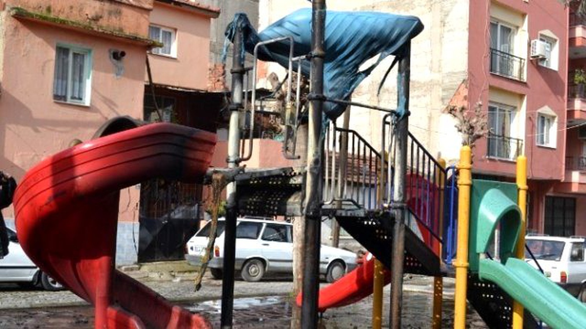 Manisa\'da Güpegündüz Çocuk Parkını Yaktılar