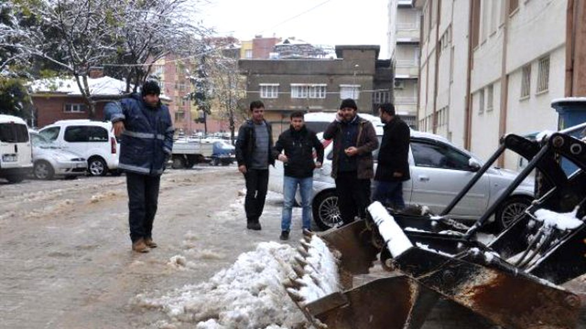 Yağış Sonrası İstinat Duvarı Çöktü Mezarlar Kaydı
