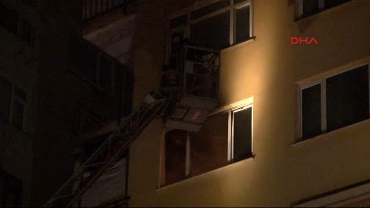 Kadıköy\'de Yangın Çıkan Apartman Tahliye Edildi