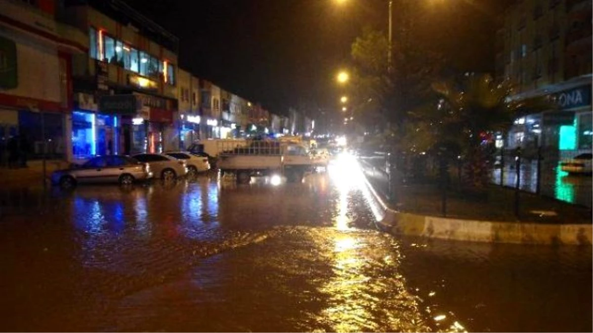 Kahta\'da Aşırı Yağış Taşkına Neden Oldu