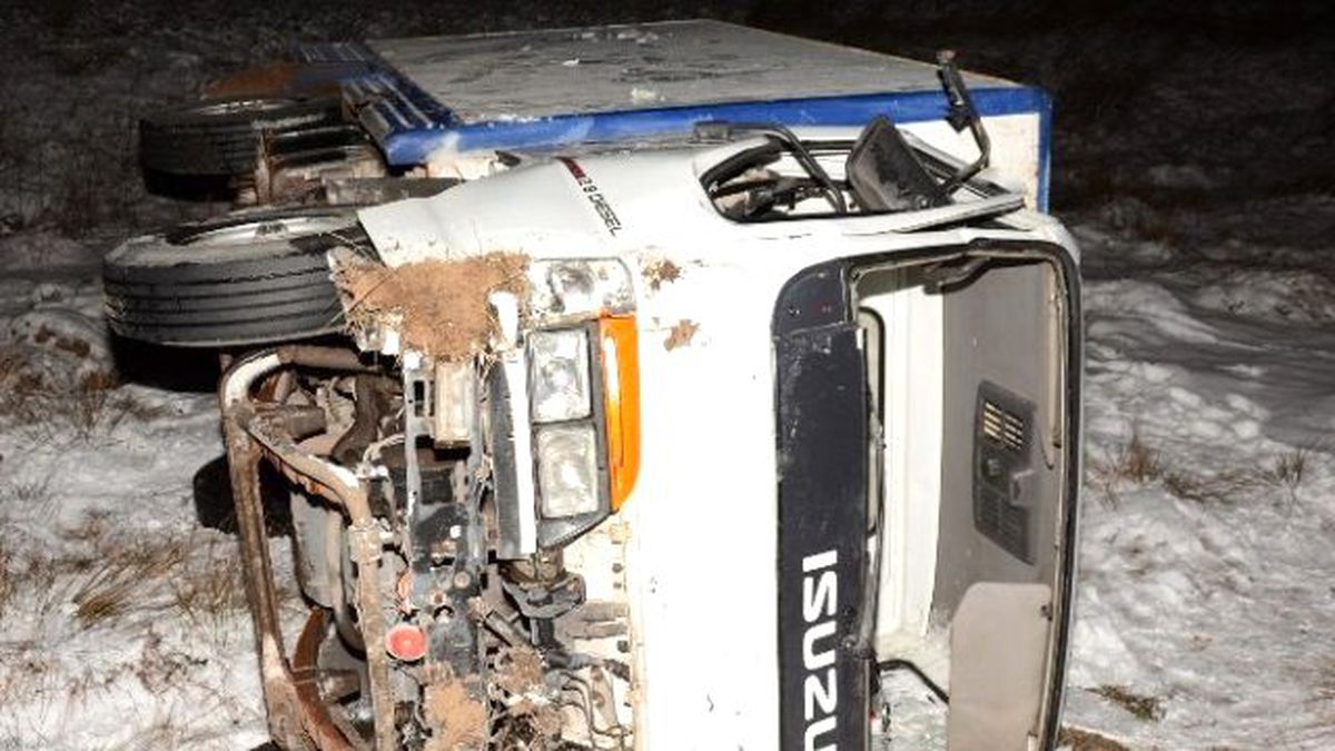Aksaray\'da Kamyonet Şarampole Devrildi: 2 Yaralı