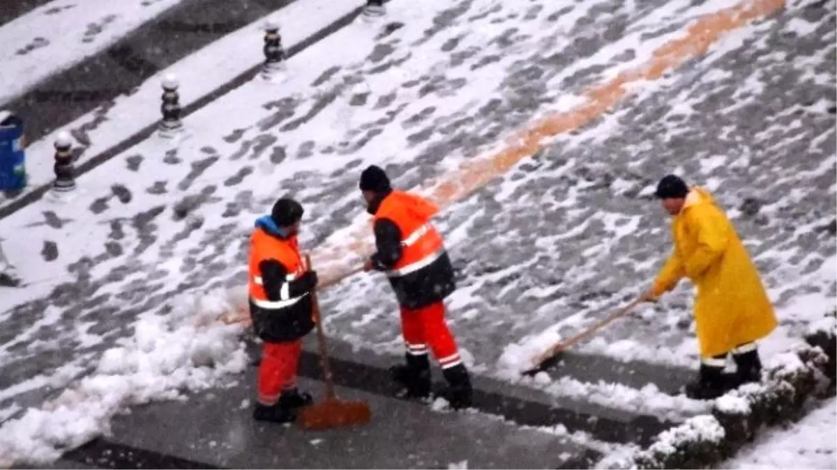 Kar Küreme Timi Görev Başında