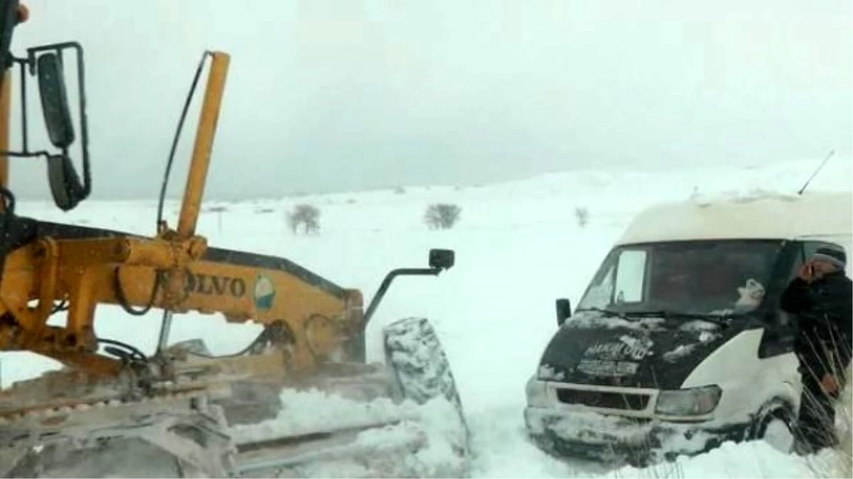 Kar ve Tipide Mahsur Kalan 2 Kişiyi Belediye Ekipleri Kurtardı