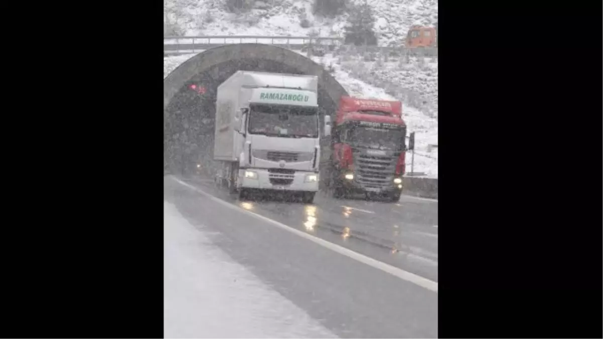 Yoğun Kar Yağışı Bolu Dağında Ulaşımı Etkiliyor