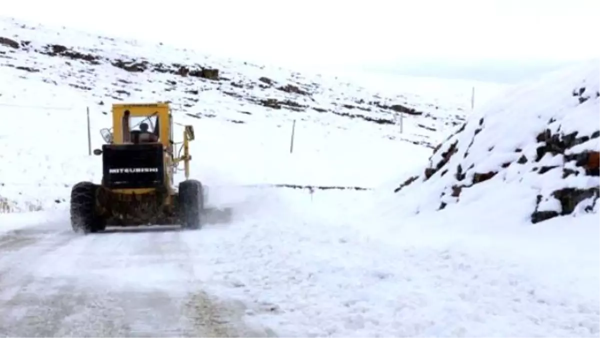 Kardan Kapanan Yol Aşılarak Doğum Yapan Kadın Kurtarıldı