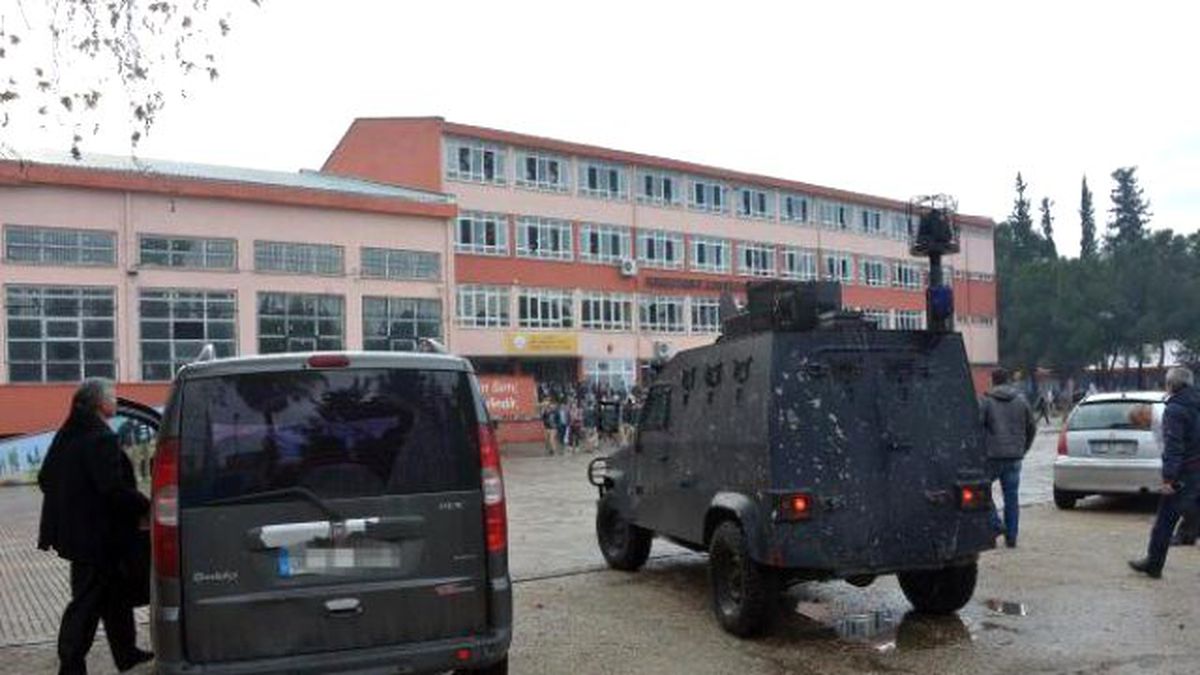 Kavga Eden Liseliler Müdahale Eden Polisi Taşladı