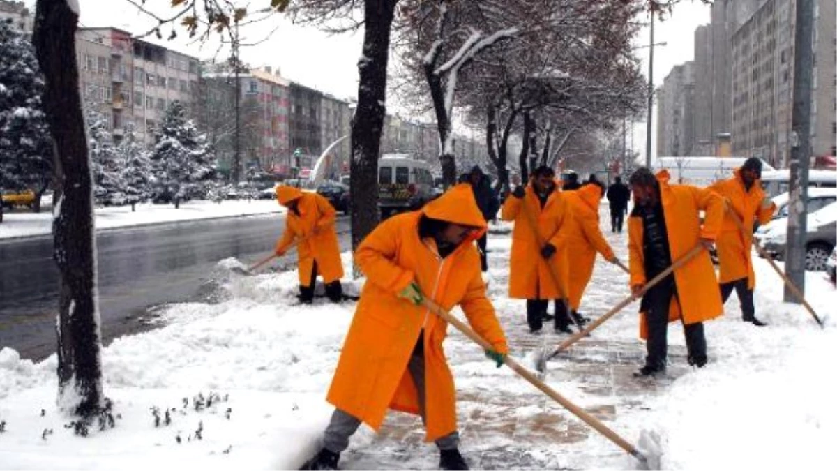 Kayseri\'de Kar Yağışı Ulaşımı Etkiledi (2)