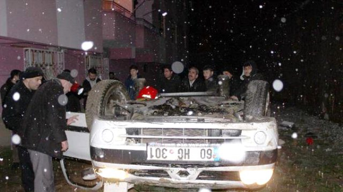 Tokat\'ta Otomobil 10 Metreden Site Bahçesine Uçtu: 2 Yaralı