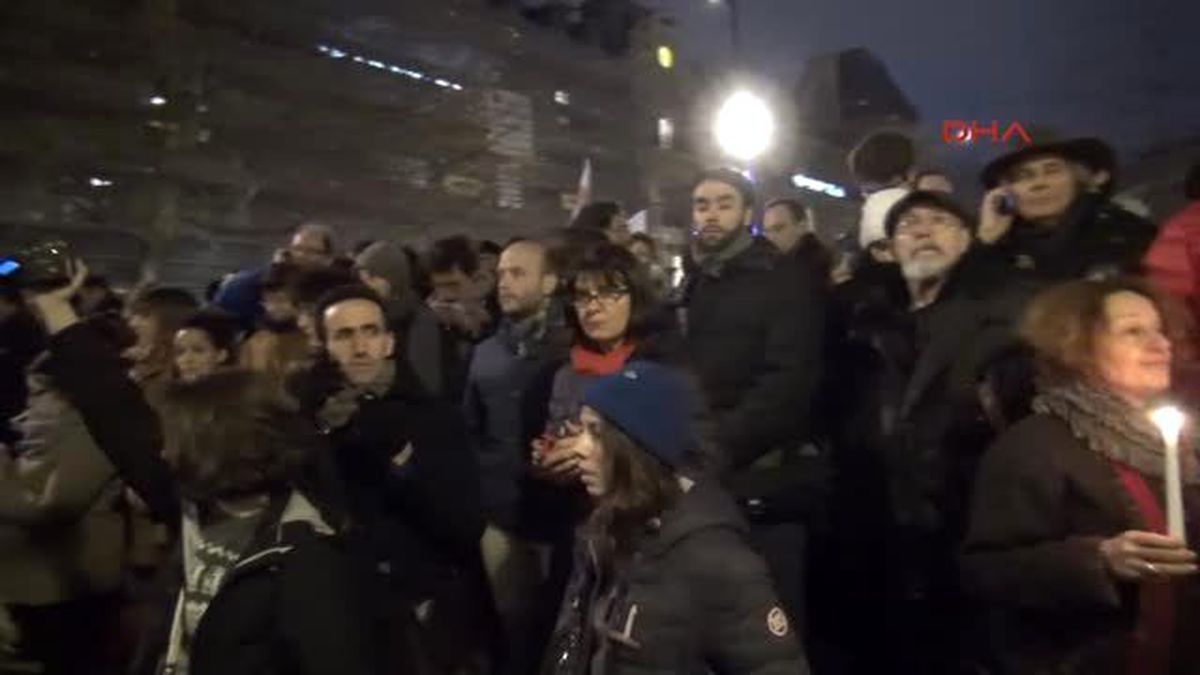 Paris\'te Binlerce Kişi Charlie Hebdo\'ya Destek İçin Sokaklara İndi
