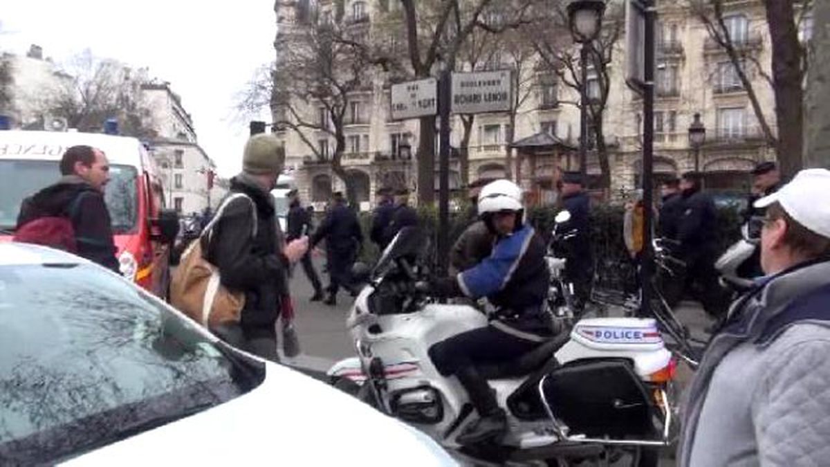 Paris\'te Mizah Dergisine Saldırı: 2\'si Polis 12 Ölü (4)