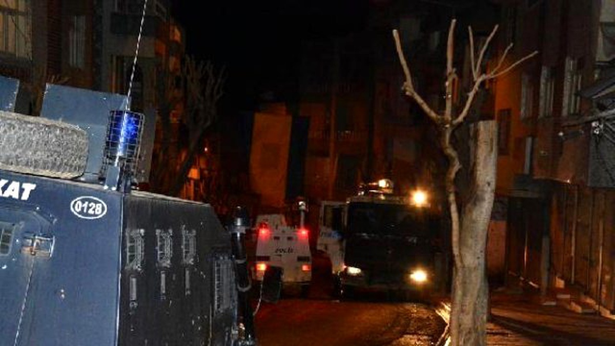 Siirt\'te PKK\'lı Göstericiler, Mobese Kameralarına Saldırdı