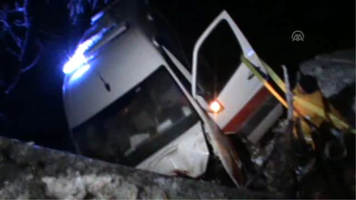 Sivas\'ta Ambulans Baraj Göletine Düştü: 4 Yaralı