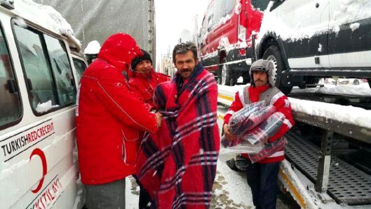 Yoğun Kar Yağışı Bolu Dağı\'nda Ulaşımı Etkiliyor (4)