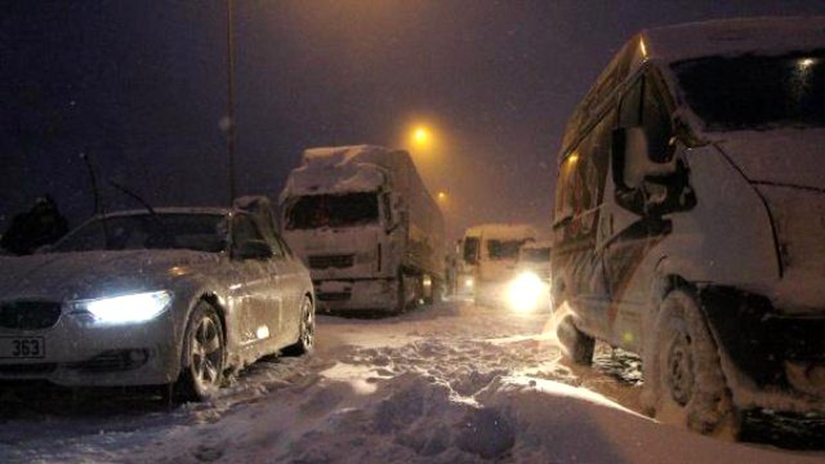 Yoğun Kar Yağışı Bolu Dağı\'nda Ulaşımı Etkiliyor (6)