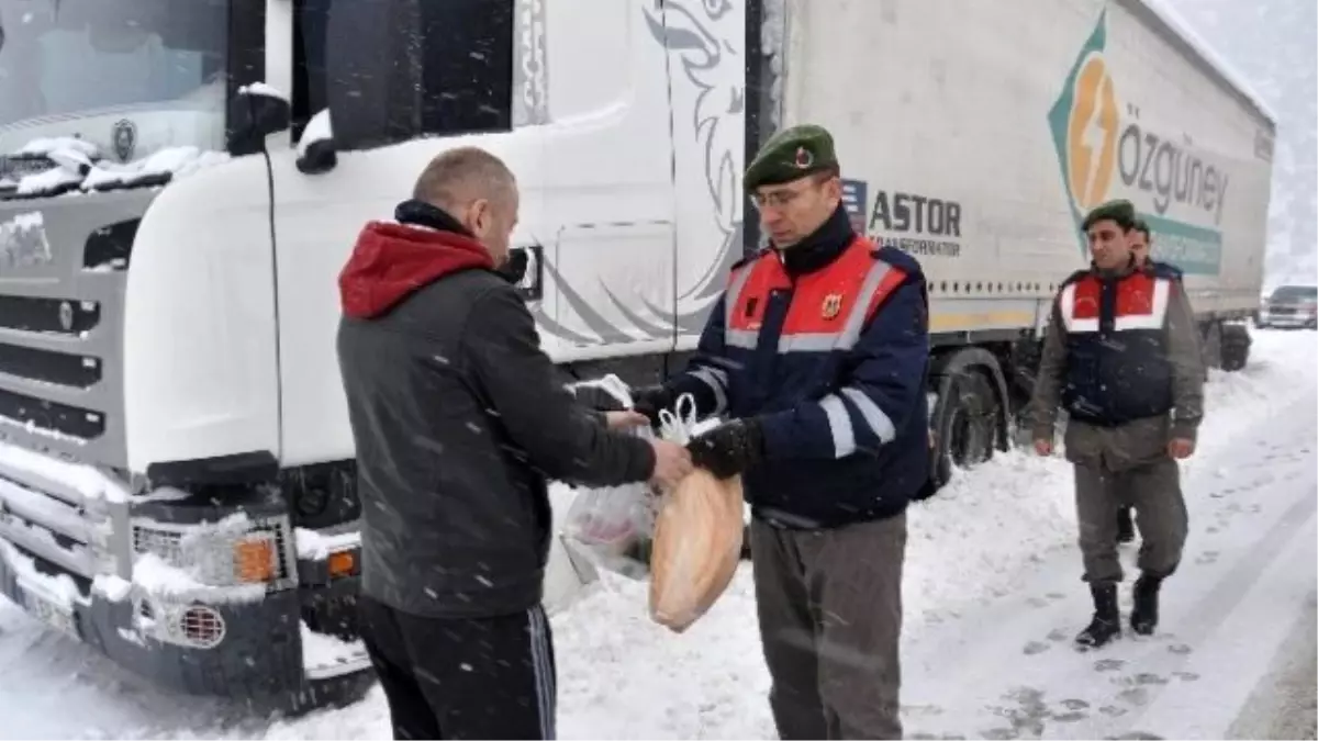 Yolda Kalan Tır Şoförlerinin Yardımına Jandarma Yetişti