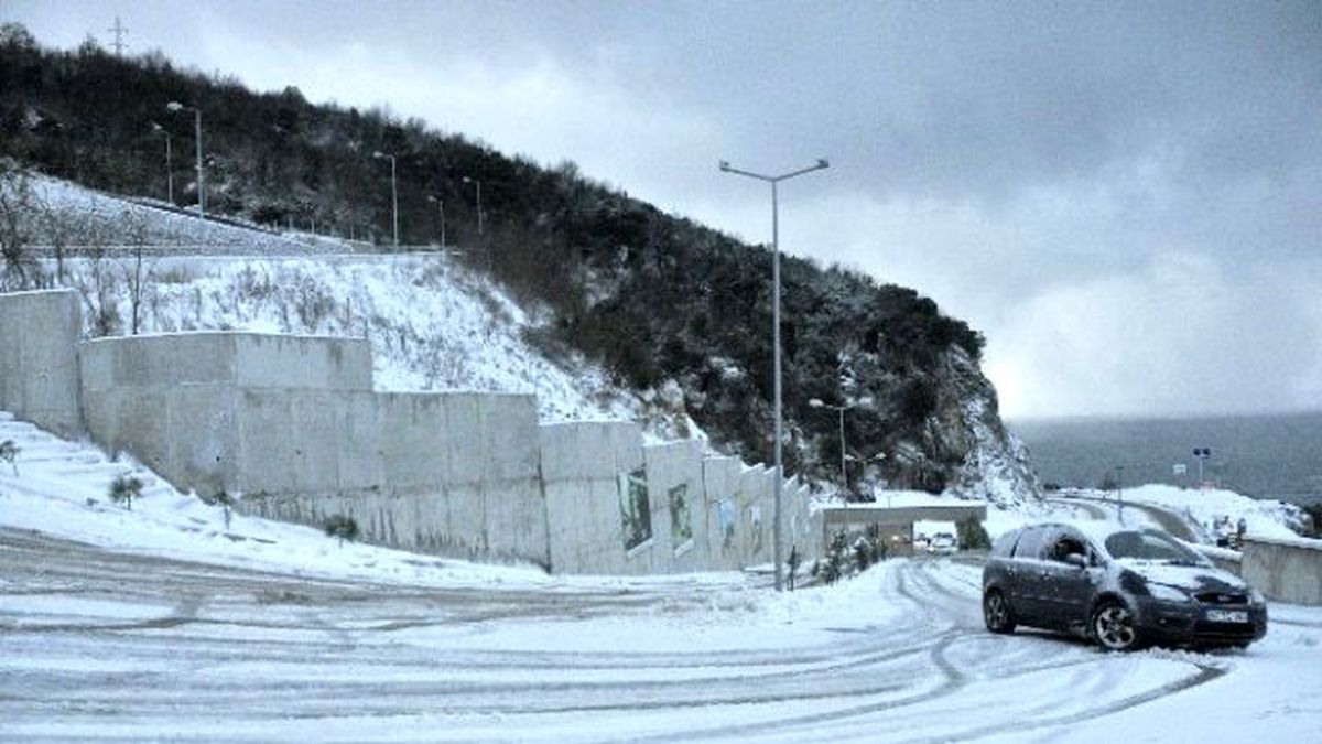 Zonguldak\'ta Araçlar Buzda Dans Etti
