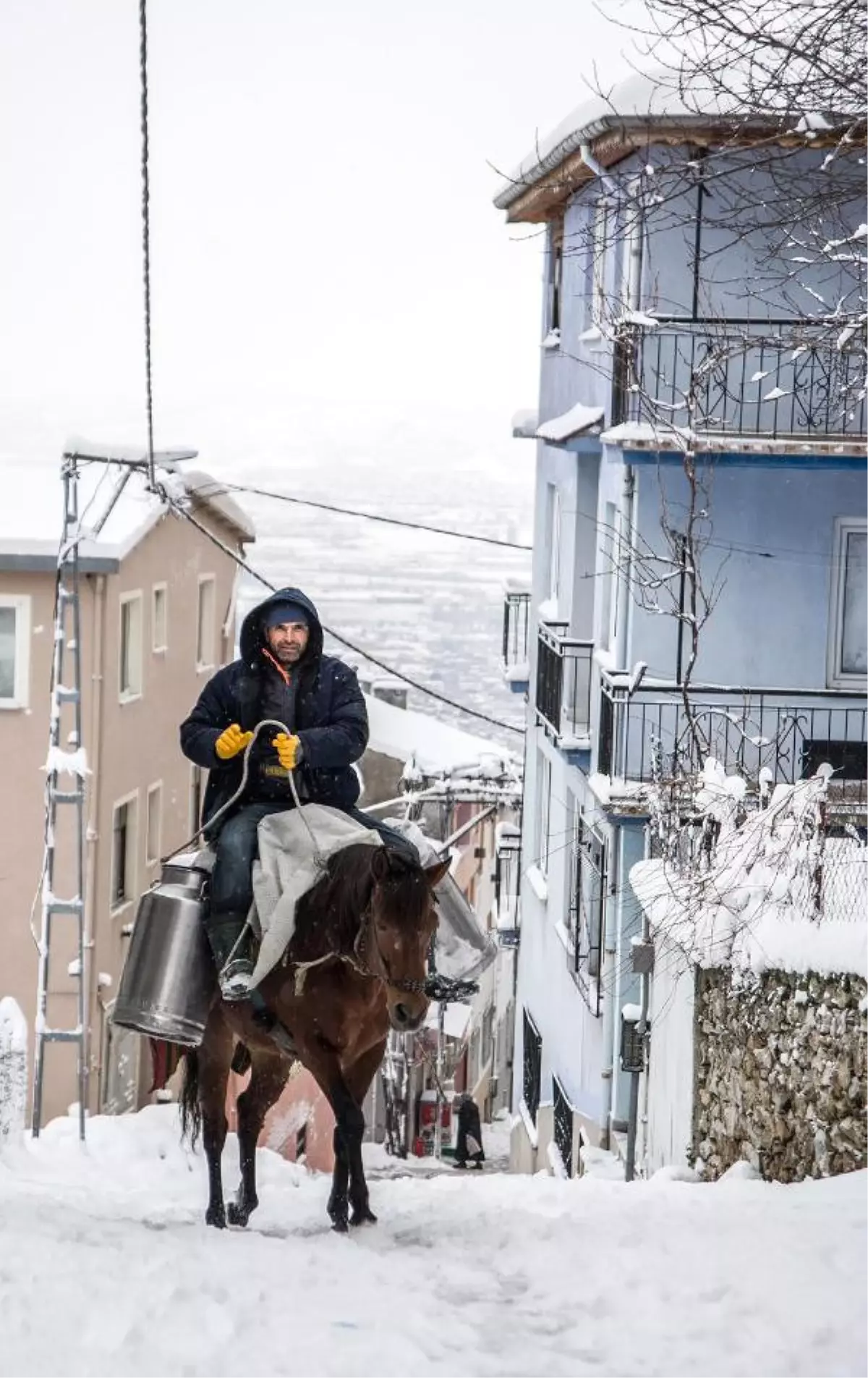 Atı \'Garip\'le Kar Üstünde Dolaşıp, Günlük Süt Satıyor