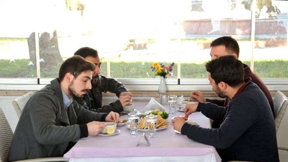Alanya\'da Baba ve Oğuldan Ücretsiz Sıcak Çorba Servisi