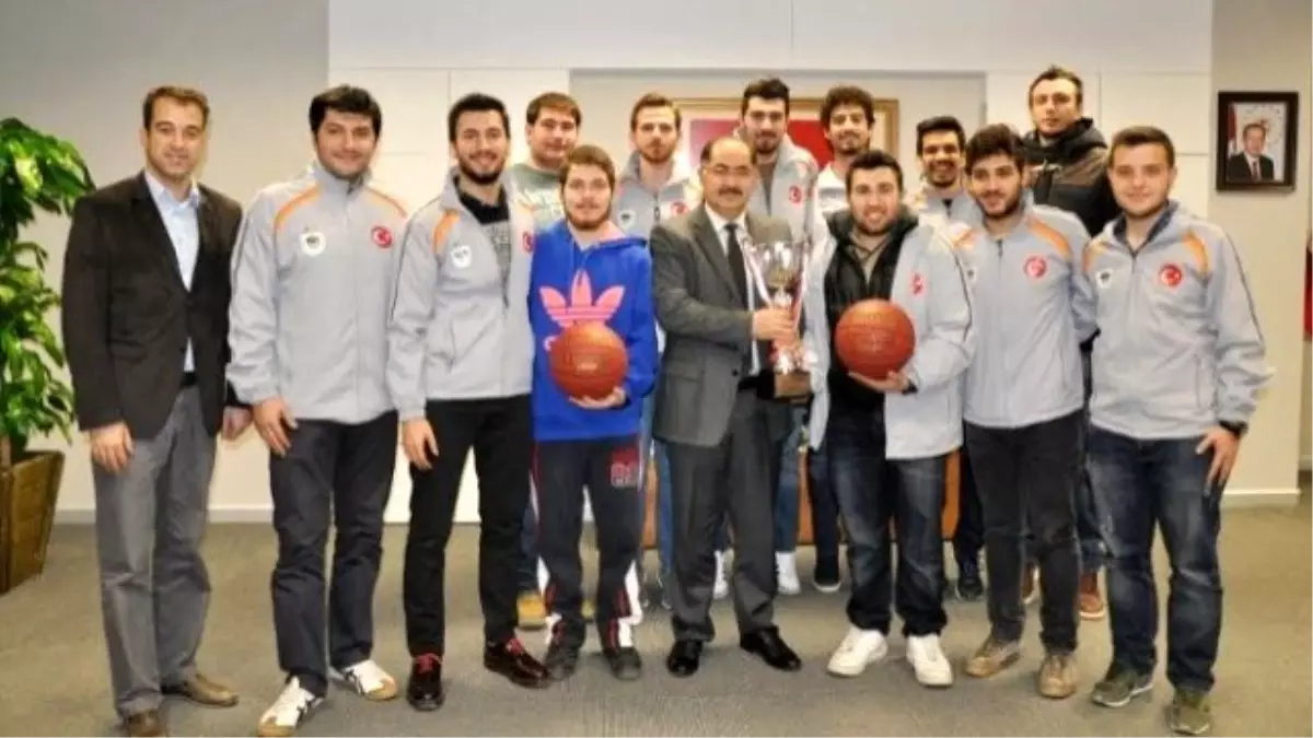 Basketbolun Şampiyonları Kupayı Nkü Rektörü Prof. Dr. Osman Şimşek\'e Hediye Etti