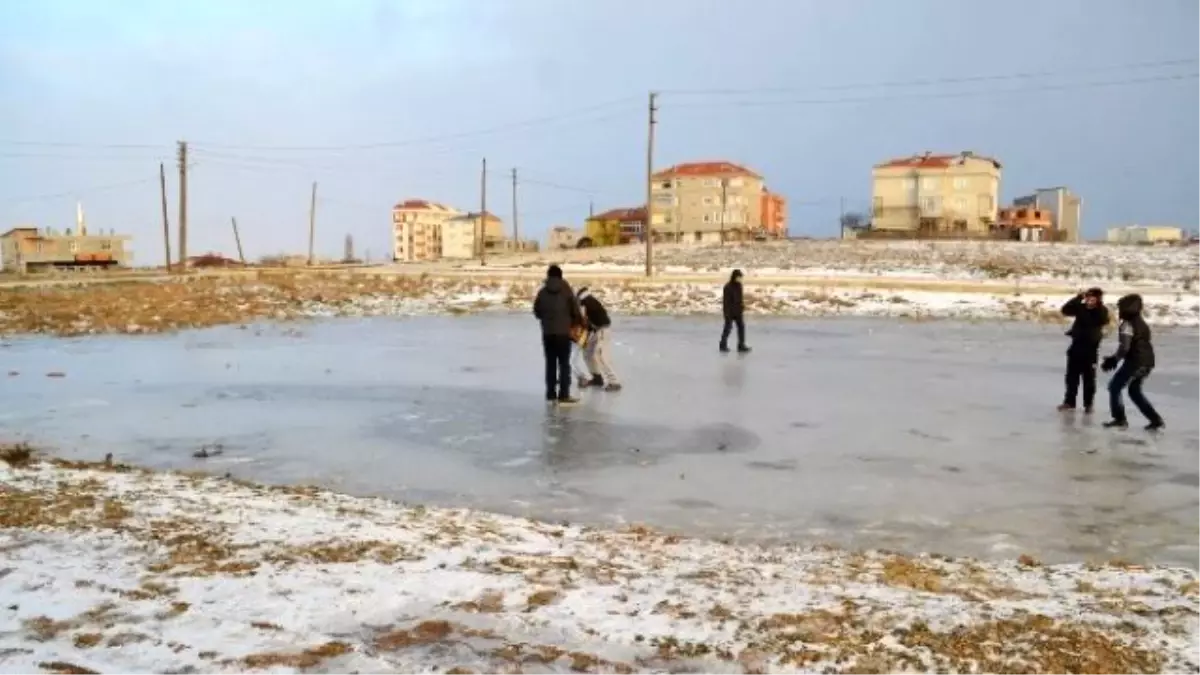 Buz Pistine Dönen Göl, Çocukların Oyun Alanı Oldu