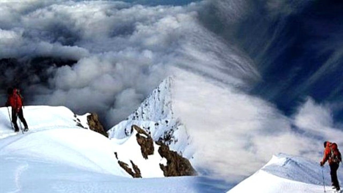 Dağcılar Beyaza Bürünen Nemrut Dağı\'na Çıktı