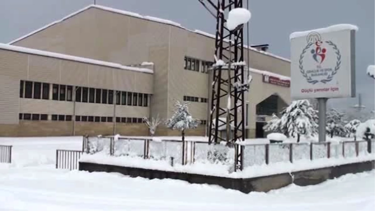 Devrek\'te Spor Salonunun Çatısı Çöktü