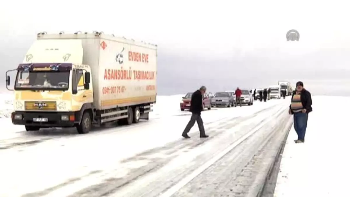 Diyarbakır-Şanlıurfa Karayolunda Ulaşım Güçlükle Sağlanıyor