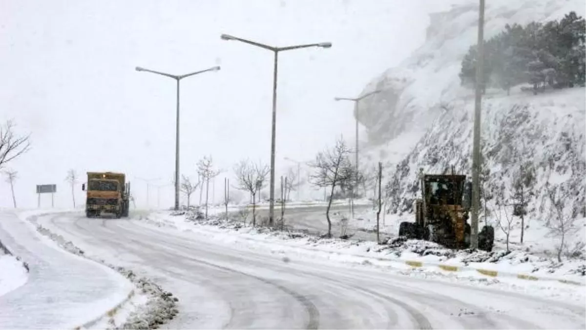 Elazığ Belediyesi\'nden Karla Mücadele Çalışmaları