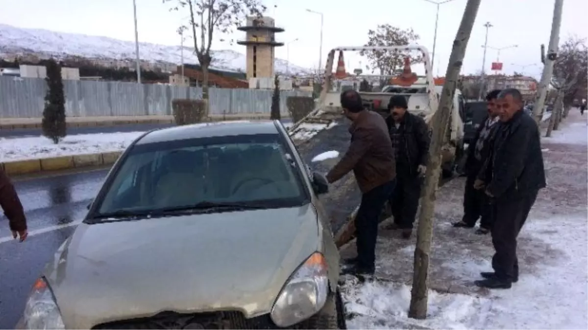 Elazığ\'da Buzlanma Kazalara Neden Oldu: 4 Yaralı