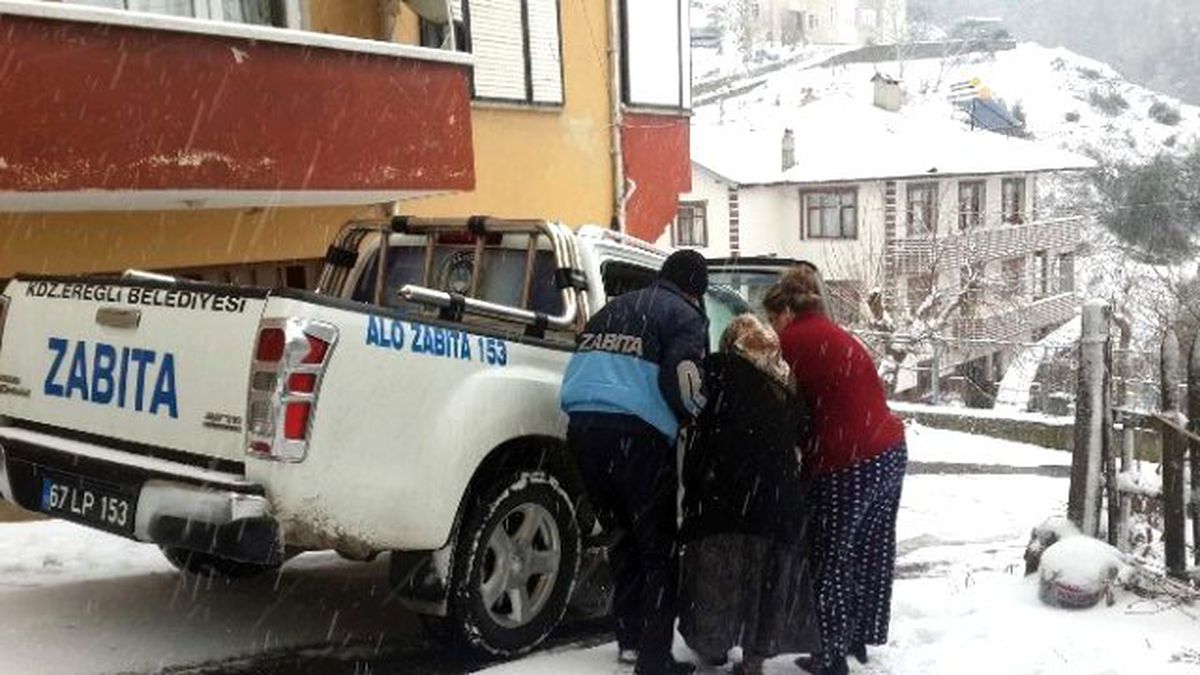 Evinde Mahsur Kalan Hastalara Zabıta Yardım Etti