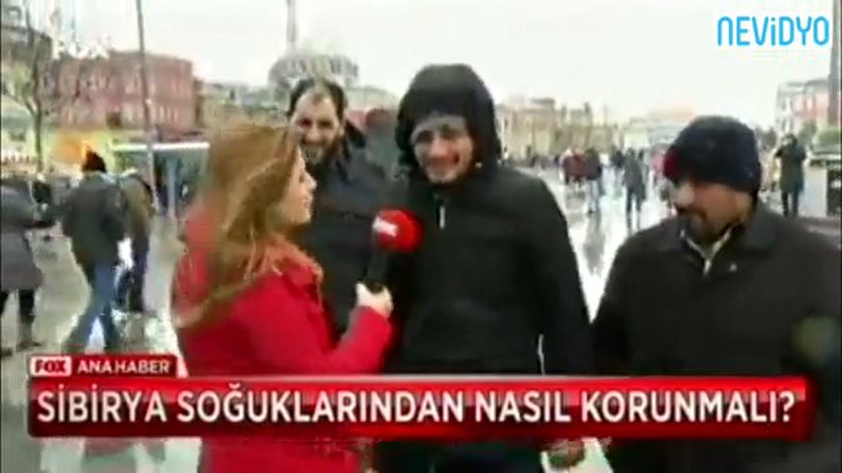Fox Tv Muhabirinden Vatandaşa İçlik Kontrolü!