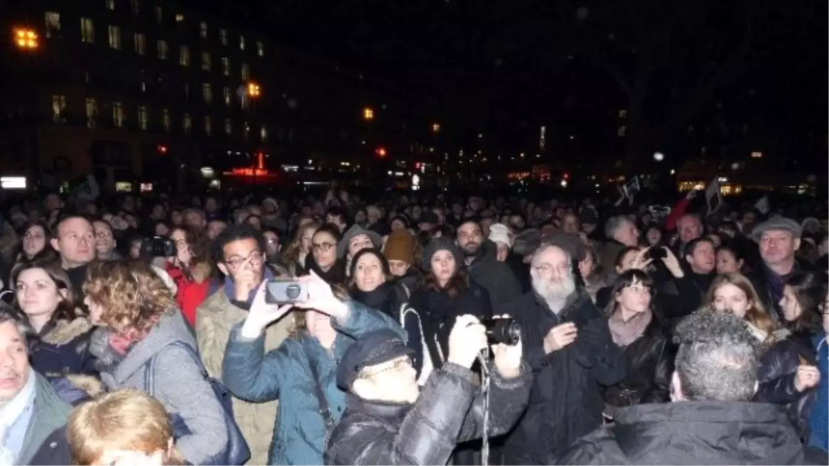 Fransa\'da Binlerce Kişi \'Charlie Hebdo\' Saldırısını Protesto Etti