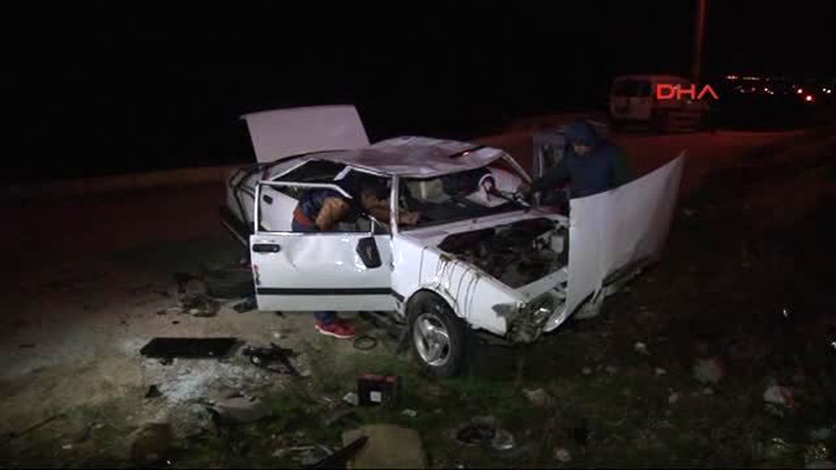 İzmir\'de Hurdaya Dönen Otomobilden Sağ Kurtuldu