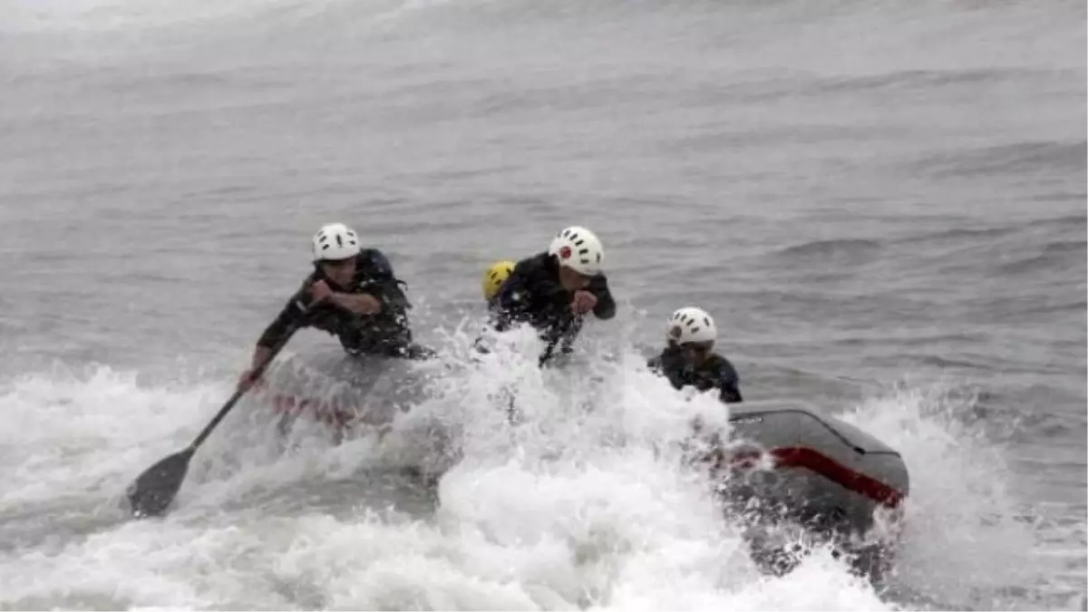 Kar Yağışı ve Fırtınaya Aldırış Etmeden Denizde Rafting Yaptılar