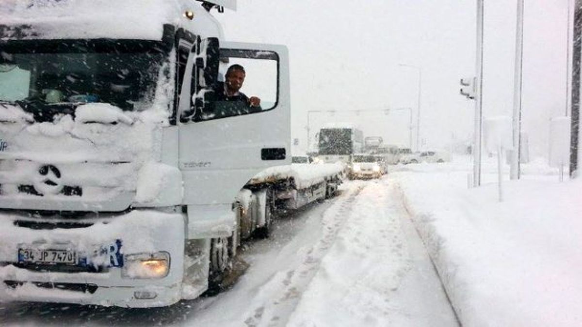 Karadeniz Sahil Yolu\'nda Devrilen Tır Ulaşımı Felç Etti