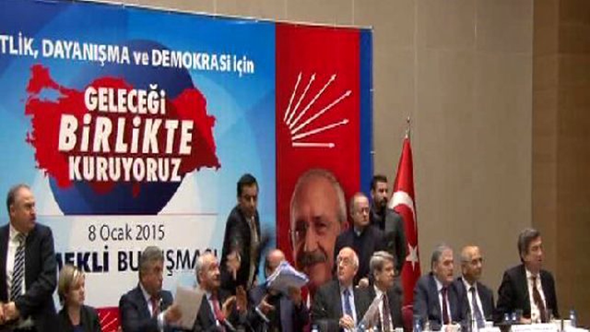 Kılıçdaroğlu\'na Ayakkabı Fırlatıldı (1)