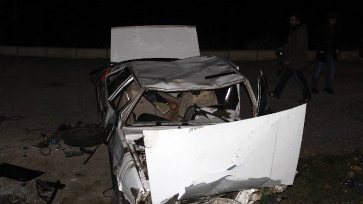 İzmir\'de Otomobil Şarampole Yuvarlandı: 1 Yaralı