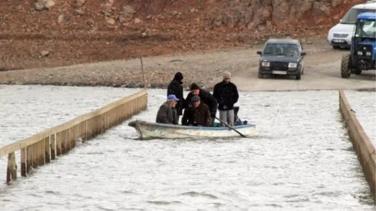 Baraj Suları Köy Yolunu Yuttu